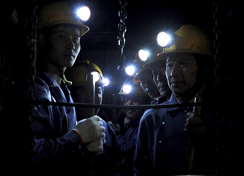Спасатели на угольной шахте в Пиндиншань, провинция Хэнань, Китай. К среде число погибших от взрыва на нелегальной шахте увеличилось до 42, 37 человек по-прежнему находятся под завалом. Владельцы шахты находятся под полицейским надзором, а банковские счета компании заморожены. Кроме того в этой провинции 13 рабочих погибли во время пожара на золотом руднике.
