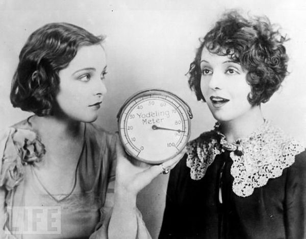 Йодльметр, 1925.brДве девушки измеряют Йодльметр-это человеческие напевы. 