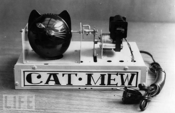 Кото-робот, 1963.brЭтот механический кот, может мяукать 10 раз в минуту, при этом у него освещаются глаза, сделано это для отпугивания мышей.