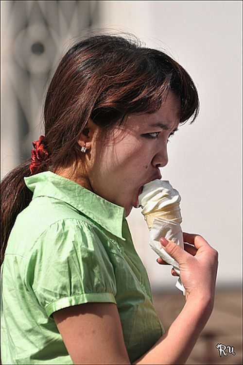 Девушки с мороженым во рту (23 фото) 