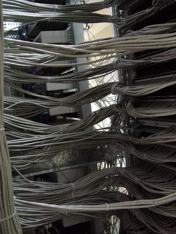 Хитросплетения проводов,в серверной (16 фото)