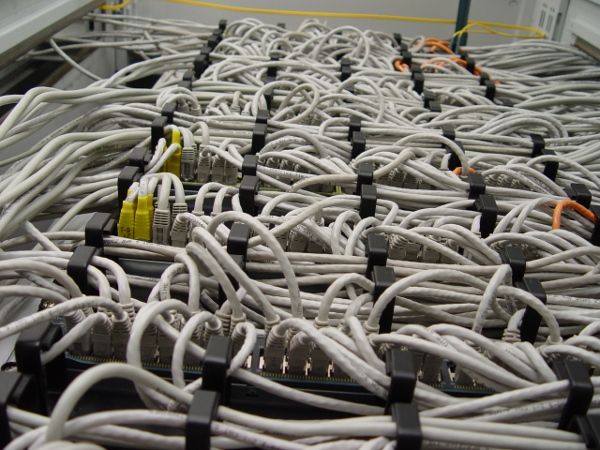 Хитросплетения проводов,в серверной (16 фото)