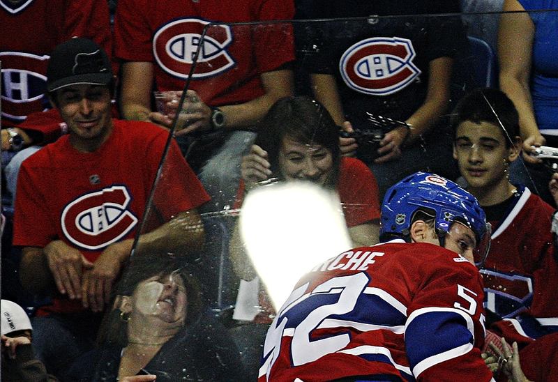 Игрок команды «Montreal Canadiens» Матье Дарше столкнулся с Джеффри Ловеччио из «Boston Bruins», в результате чего на толпу упало заградительное стекло (на снимке не видно). Столкновение произошло во время предсезонной игры НХЛ в Квебеке в воскресенье. Bruins выиграли со счетом 2-1.