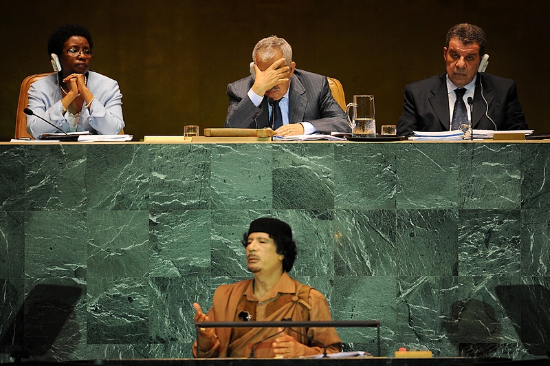 Генеральной президент Ассамблеи ООН Али Абдуссалама Треки, вверху в центре, слушает, выступление ливийского лидера Муаммара Каддафи на Ассамблее в штаб-квартире ООН в Нью-Йорке. Каддафи сказал речь сразу же после первого выступления Барака Обамы на Ассамблее, и похвалил речь своего предшественника, однако выступал против 