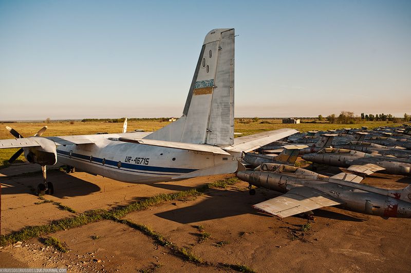 Заброшенный аэродром на Украине (42 фото)