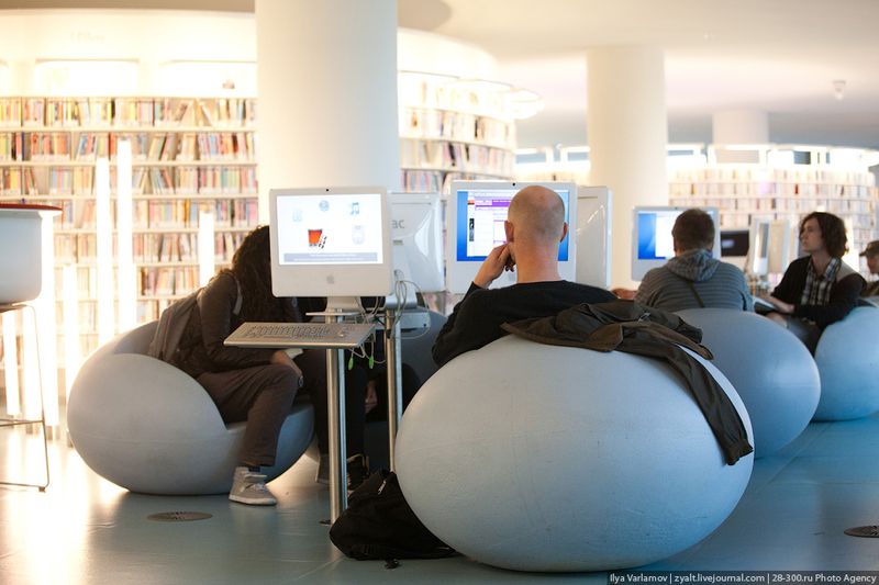 Всего в библиотеке более 1000 рабочих мест, 600 из них оборудованы компьютерами с выходом в интернет и офисными приложениями.