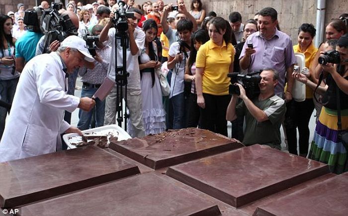 В Армении изготовлен самый большой шоколад в мире (3 фото)