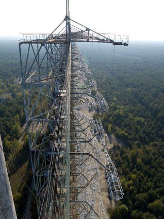 Загоризонтная РЛС Дуга, Припять, Украина Титаническое сооружение, построенное в 1985 году для обнаружения запусков межконтинентальных баллистических ракет, могло бы успешно функционировать и по сей день, но на деле проработало меньше года. Гигантская антенна высотой 150 метров и длиной 800 потребляла такое количество электроэнергии, что была построена практически вплотную к чернобыльской АЭС, и, естественно, прекратила свою работу вместе со взрывом станции. В настоящий момент в Припять и в том числе к подножию РЛС возят экскурсии, но забираться на 150-метровую рискуют лишь единицы.