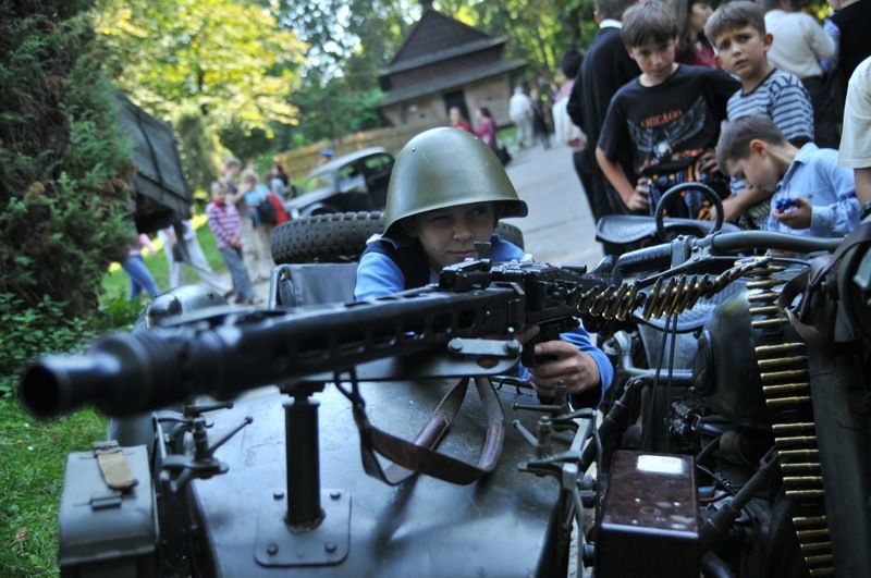 Во Львове реконструировали бой войск НКВД с бандеровцами (33 фото)