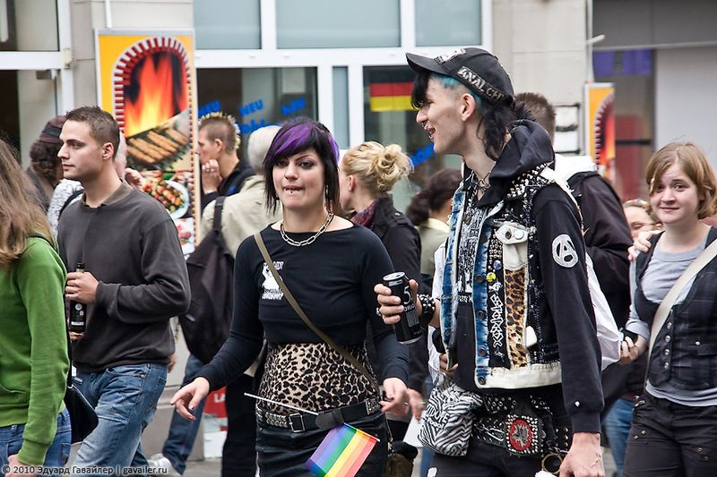 Пока в России гей-парады вызывают оживлённые дискуссии и привлекают внимание со стороны властей, прессы и церкви, в Европе такие мероприятия проходят на Ура! Единственное, что они вызывают, так это улыбки на лицах жителей и радость в глазах тек, кто к этому причастен. 