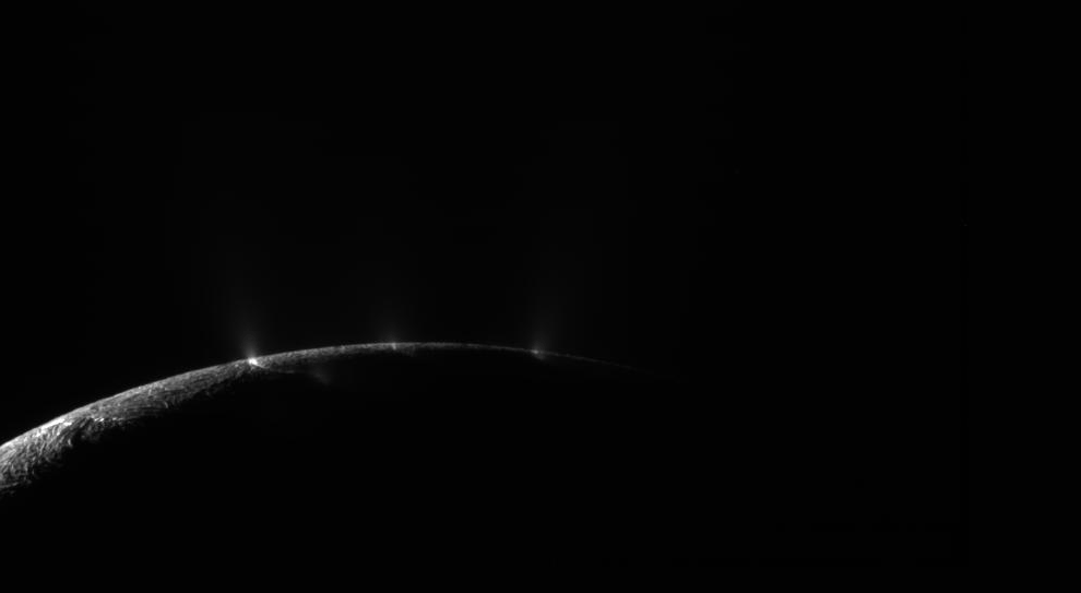 30-кадровая последовательность демонстрирует нам приближение «Кассини» к ледяным струям на Энцеладе 13 августа. (NASA/JPL/Space Science Institute)