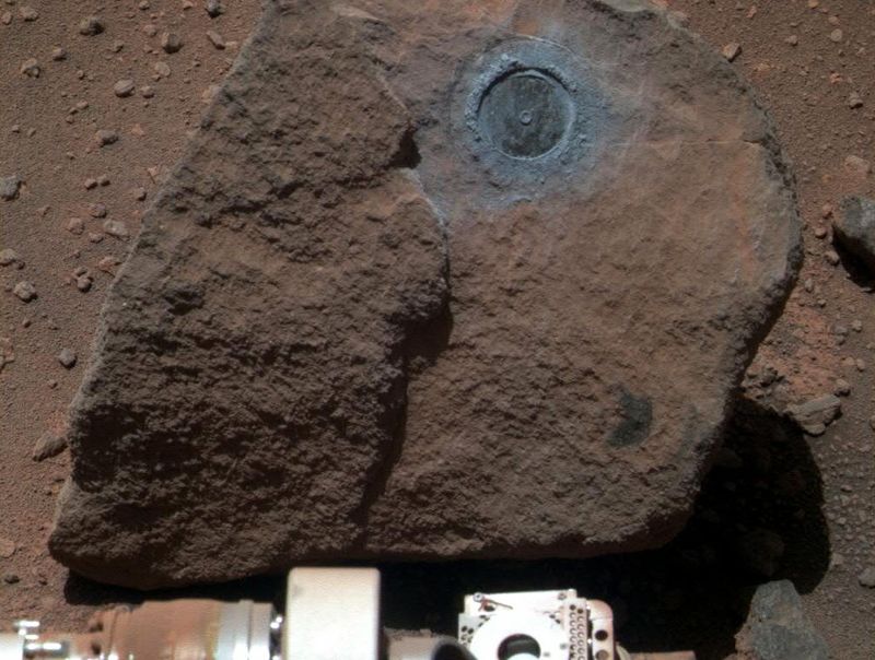 Марсоход «Opportunity» сфотографировал часть камня, с которого он взял образец верхнего слоя для рассмотрения 7 января. (NASA/JPL)