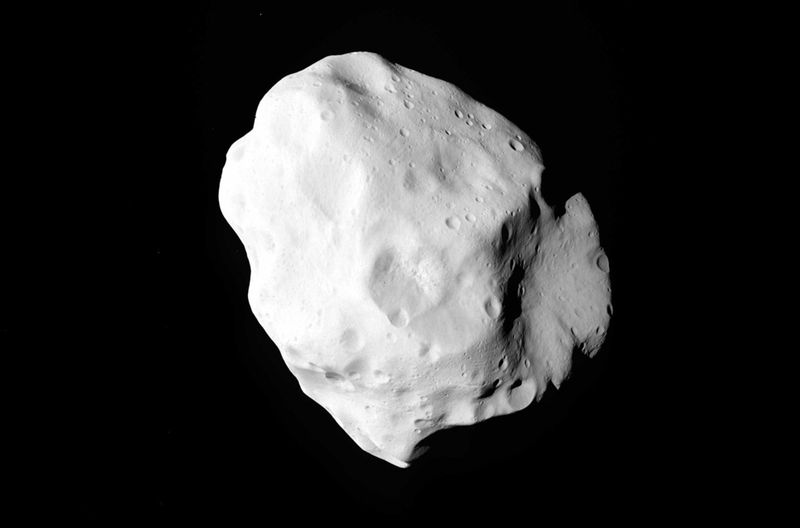 Астероид Лютеция. Фото сделано космическим аппаратом «Розетта» 10 июля. Европейское космическое агентство смогло подобраться к астероиду на минимальное расстояние во время своего путешествия на 476 миллионов километров между Марсом и Юпитером. «Розетта» сделал первые фотографии с крупнейшего астероида, на котором когда-либо бывал спутник, 10 июля 2010 года, пролетев на ближайшем расстоянии от него (3200 км). (AP Photo/ESA)