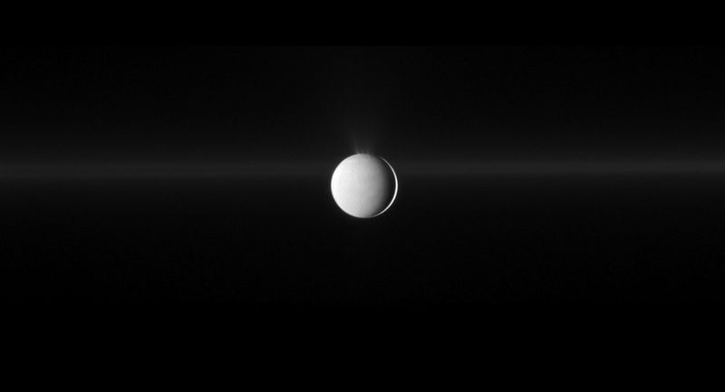 Энцелад извергает водный лед из своего южного полярного региона. Также на снимке можно увидеть кольцо G. (NASA/JPL/Space Science Institute)