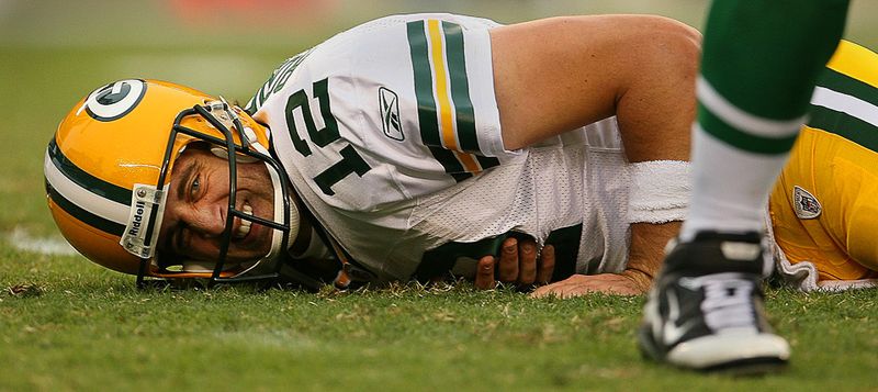 Аарон Роджерс из команды «Green Bay Packers» лежит на газоне после того, как его сбили, в матче против «Philadelphia Eagles» в Филадельфии 12 сентября. (Mike Ehrmann/Getty Images)