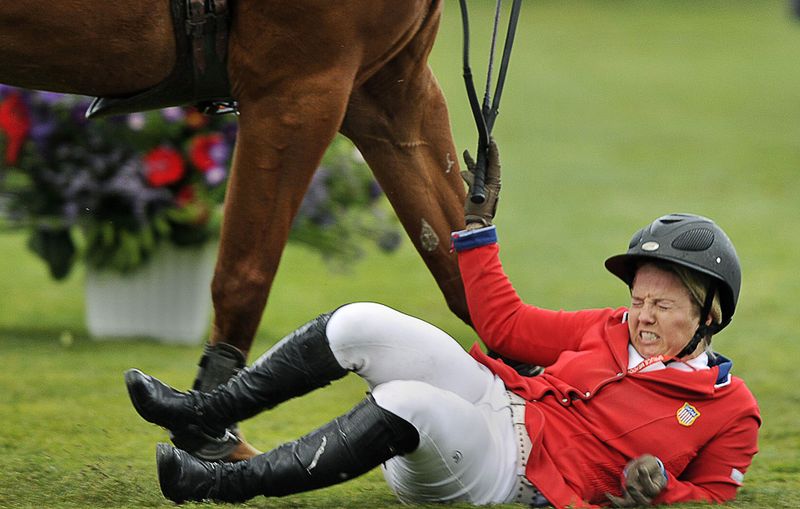 Американка Эшли Бонд упала с лошади в Кубке страны по скачкам в Калгари 11 сентября. (REUTERS/Todd Korol)