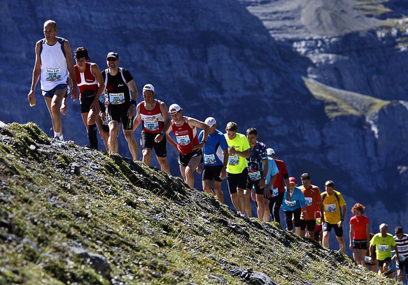 Спортсмены бегут вверх по морене ледника Эйгер во время марафона недалеко от Кляйне Шайдегг 11 сентября. (REUTERS/Ruben Sprich)