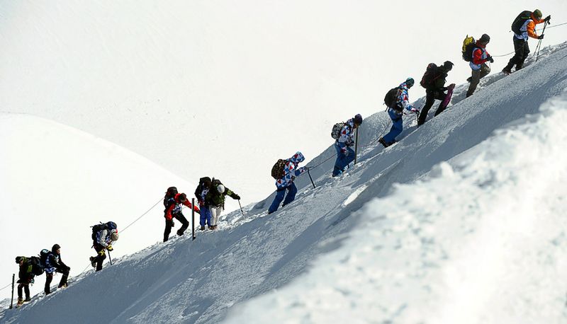 Французские альпинисты взбираются на вершину Французских Альп Эгюий-дю-Миди 16 сентября в рамках промо-акции для выдвижения Франции в качестве кандидата для проведения Зимних Олимпийских игр 2018. (JEAN-PIERRE CLATOT/AFP/Getty Images)