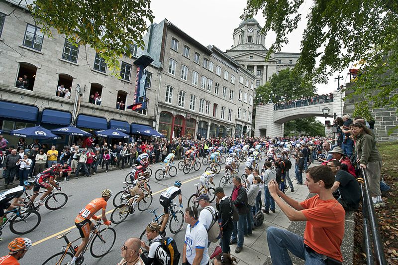 Пелотон велогонщиков на Гран-при Квебека 10 сентября. (ROGERIO BARBOSA/AFP/Getty Images)