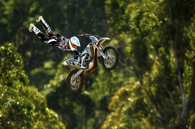 Кайн Сол взлетел в воздух во время соревнования по мотокроссу в Мальдоне, Австралия, 12 сентября. (Cameron Spencer/Getty Images for Red Bull)