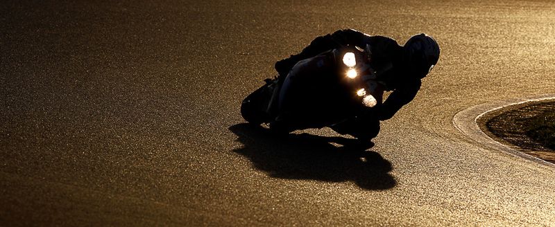 Мотогонщик огибает поворот в 74-ой мотогонке в Магни-Корс ,Фрация, 12 сентября. (AP Photo/Laurent Cipriani)