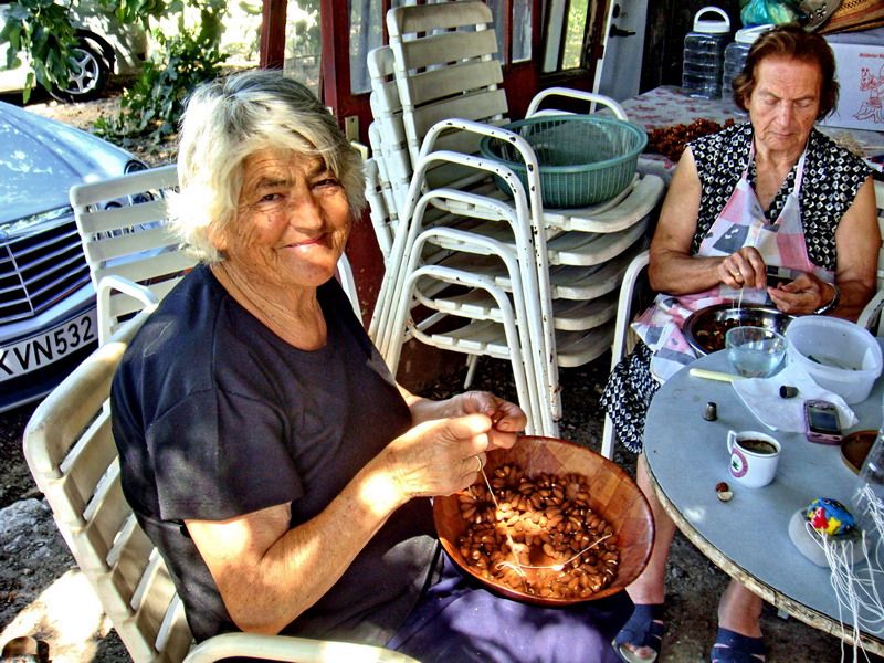 Наверное, так сидело жаркими сентябрьскими днями не одно поколение женщин Кипра.