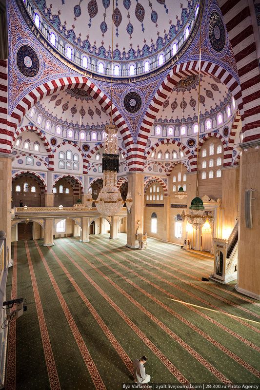 Свод главного купола мечети венчает сура 112 «Ихлас» (очищение), которая переводится как «Он — Аллах, единый, Аллах вечный. Он не родил и не был рождён, и нет никого, равного Ему».