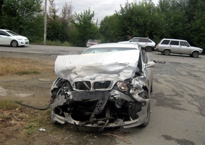 Авария с участием гонщика на BMW в г.Орск (4 фото+видео)