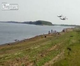 Два самолета Бе-200 собирают воду из реки Обь 