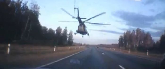Вертолет пролетел над шоссе (видео)