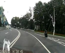 Мотоциклист не справился с поворотом