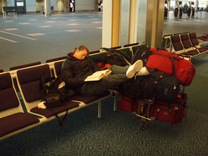 Здоровый сон в аэропорту (35 фото)
