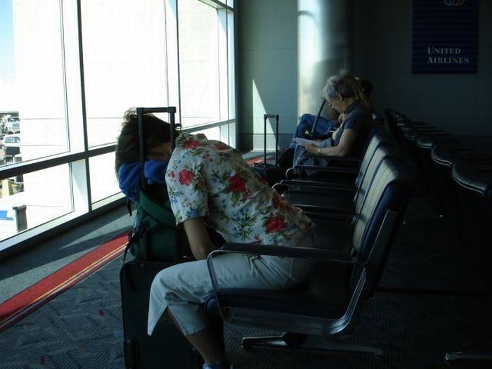 Здоровый сон в аэропорту (35 фото)
