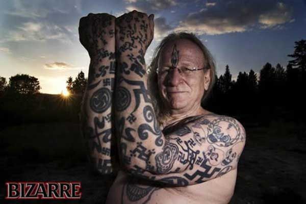 Татуированый свастиками (9 фото)
