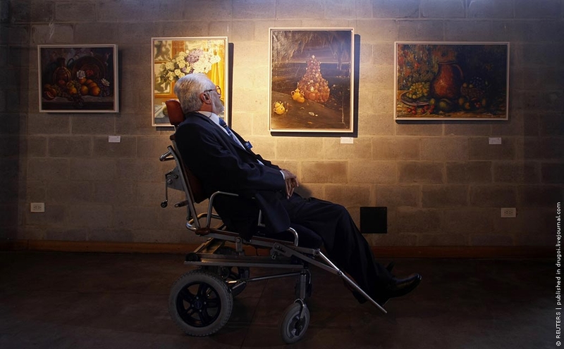 Президент AMFPA Эрос Бонамини на выставке работ художников, входящих в ассоциацию, в музее Сивори (Буэнос-Айрес).