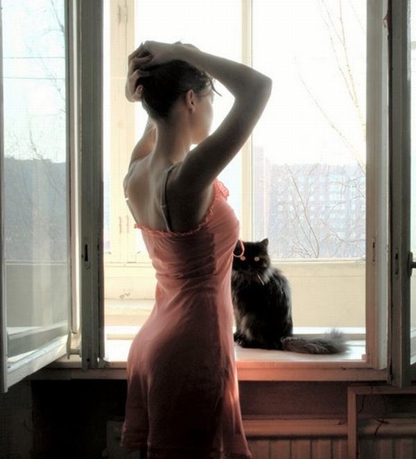 Котик наслаждается обнаженной женщиной (12 фото)