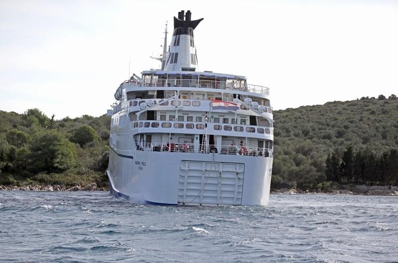 В Хорватии пьяный капитан пришвартовал паром на берегу (19 фото+видео)