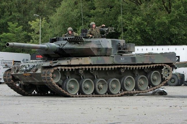 Эксперимент: танк против легковушки (7 фото)