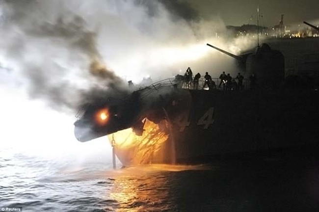 Японский эсминец не смог разойтись с сухогрузом из Кореи (7 фото)