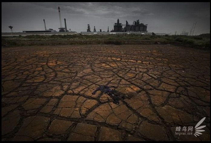 Загрязненная промышленностью почва у Реки Янцзы: