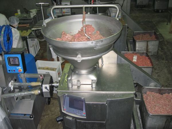Готовый фарш направляется на формовку колбас в оболочку. 