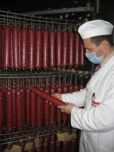 Через пять дней, эксперт по производству сырокопчёных колбас, определяет её готовность обработки на данном этапе. 