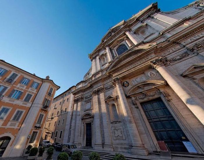 Самая маленькая в мире квартира продается в Риме за 50 тысяч евро (2 фото)