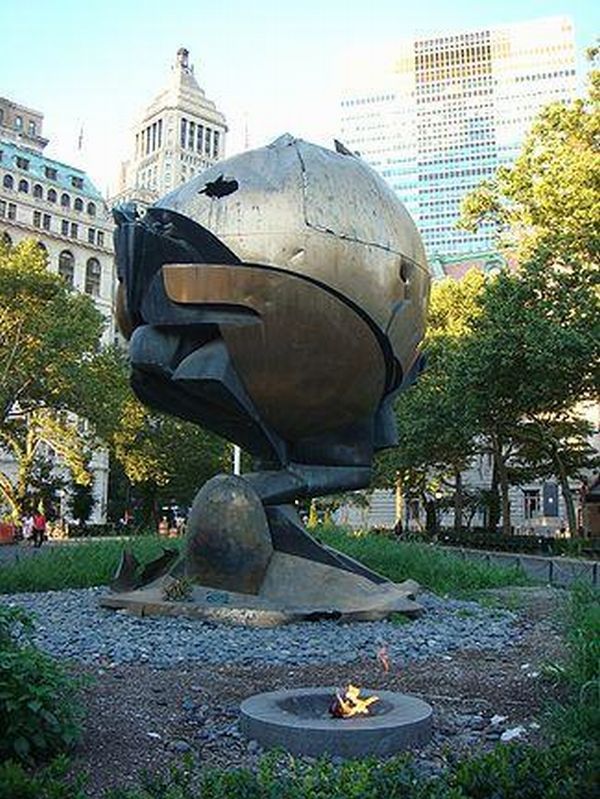 Другая впечатляющая сфера-скульптура-глобус (проект немецкого скульптора Фритца Кёнига, завершен в 1971 году) в Нью-Йорке была практически разрушена обломками ВТЦ в 2001 году, но выжила и была размещена около парка Бэттери. Ее снова планируют определить в комплекс ВТЦ. 