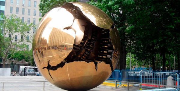 Вот похожая скульптура "Сфера внутри Сферы" итальянского скульптора Арнальдо Помодоро и "Сфера номер шесть" его же авторства: