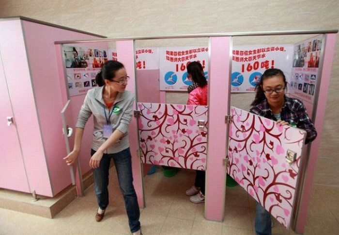 В Китае женские туалеты оборудовали мужскими писсуарами (6 фото)