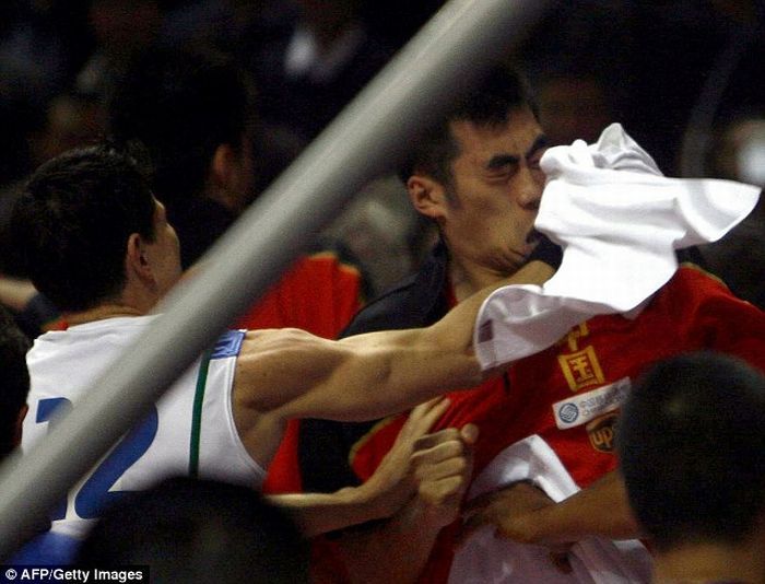 Драка во время матча между сборными Китая и Бразилии (20 фото+видео)