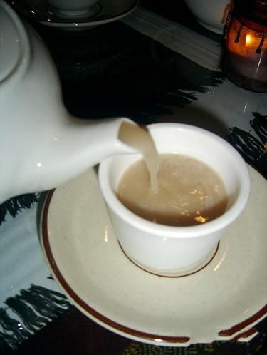 Масляный чайbrМасляный чай, или Po Cha — традиционное питье в Тибете, которое делается из соли, чая и масла, получаемого из молока яков. Обыкновенный житель Тибета выпивает в день до 50-60 чашек такого чая! Некоторые гурманы добавляют в напиток немного муки, как мы добавляем сахар.