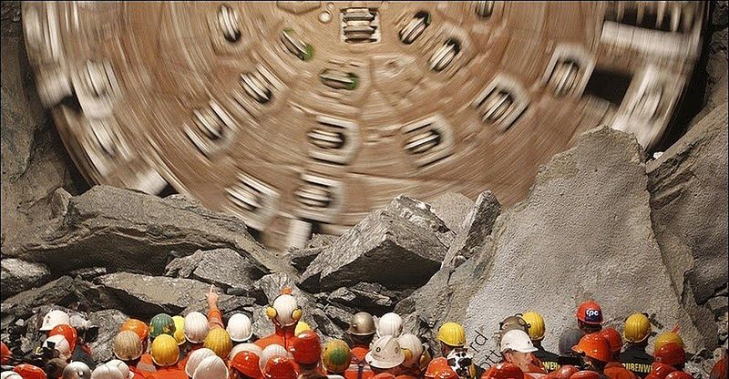 Швейцарцы дали согласие на этот проект на референдуме 1998 года. Новый туннель, который в Швейцарии официально считают пока главным проектом наступившего века, позволит поездам преодолевать перевал Сен-Готард на высокой скорости под горным массивом.