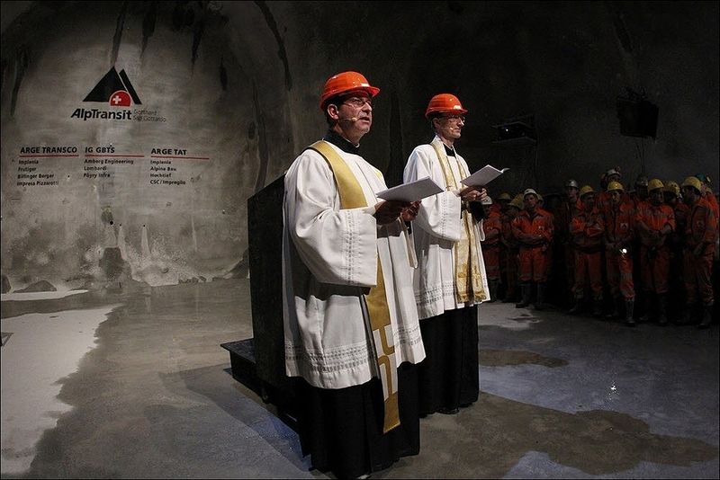 Отец Вигели и пастор Най во время службы перед началом торжественной смычки. (REUTERS/Arnd Wiegmann)